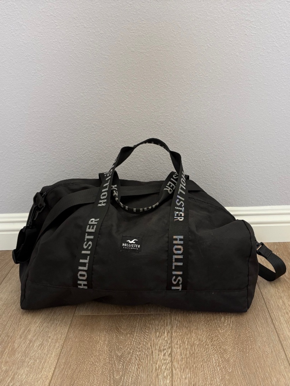 Hollister Lightweight Gym Duffle Bag Spellout Strap Black Nylon
